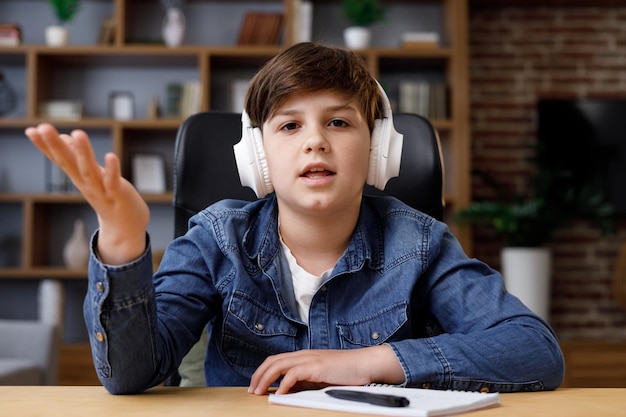 Portret Ucznia Noszącego Słuchawki Ma Lekcję Onlinerozmowa Wideo Z Nauczycielemodpowiadanie Na Pytania Sprawdzanie Wiedzy śliczna Nastolatka Studiuje W Domu Za Pomocą Laptopa Kształcenie Na Odległość Widok Z Kamery Internetowej