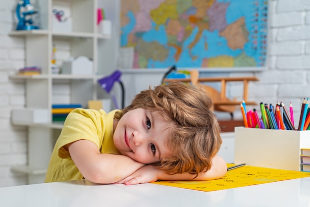 Portret Ucznia Szkoły Podstawowej Studiuje W Domu Studium W Domu