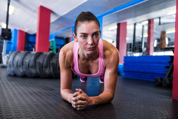 Portret ufna atleta w gym