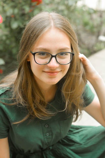 Portret ufna młoda dziewczyna z eyeglasses