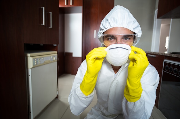 Zdjęcie portret ufny pestycydu pracownik jest ubranym maskę