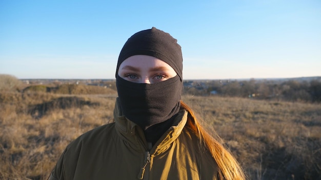 Zdjęcie portret ukraińskiego żołnierza patrzącego w kamerę poważny widok kobiety w wojskowym mundurze kamuflażu podczas wojny zwycięstwo przeciwko rosyjskiej agresji koncepcja odporności na inwazję z bliska
