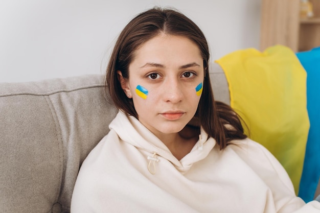 Portret ukraińskiej dziewczyny patriotycznej