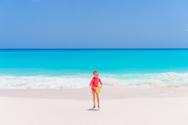 Portret urocza mała dziewczynka przy plażą podczas wakacje