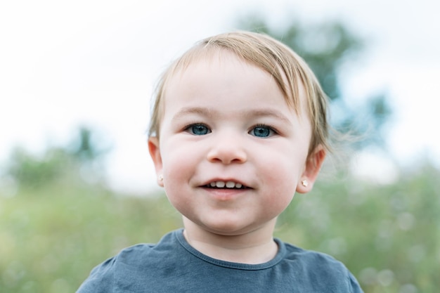 Portret urocza śliczna mała dziewczynka na zewnątrz