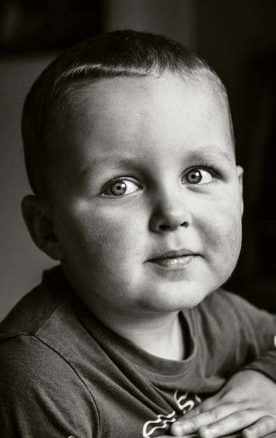Zdjęcie portret uroczego chłopca z bliska