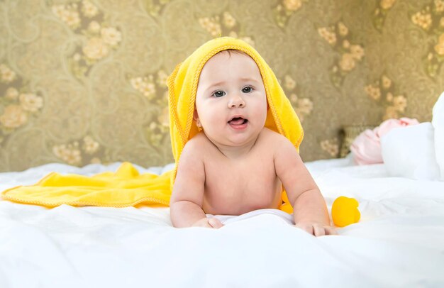Portret uroczej dziewczynki leżącej z ręcznikiem na głowie w domu
