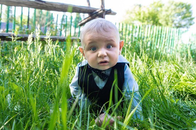 Zdjęcie portret uroczej dziewczynki na polu