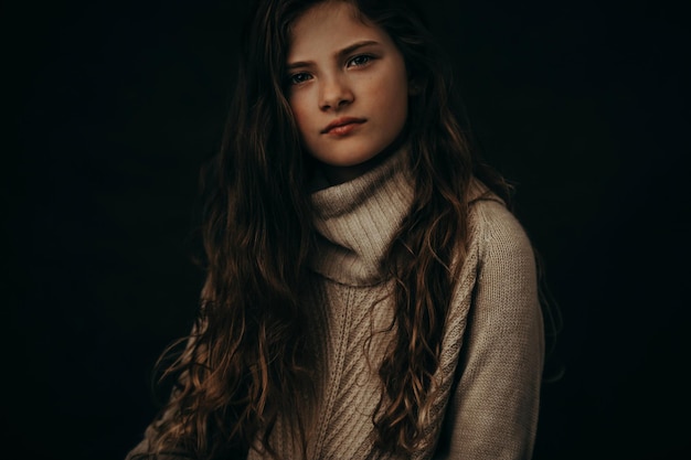 Portret uroczej dziewczyny na czarnym tle