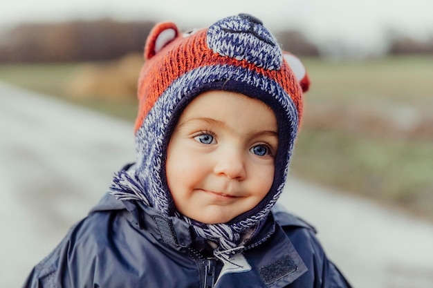 Zdjęcie portret uroczej dziewczyny oddalającej się