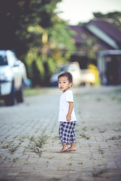 Zdjęcie portret uroczej dziewczyny stojącej na ulicy