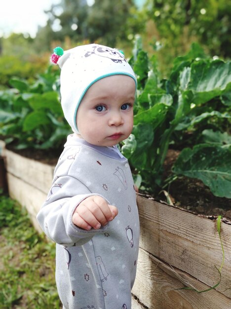 Zdjęcie portret uroczej dziewczyny stojącej na zewnątrz