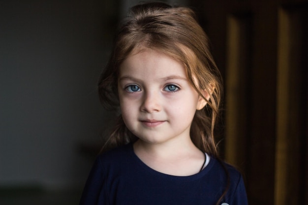 Portret uroczej dziewczyny w domu