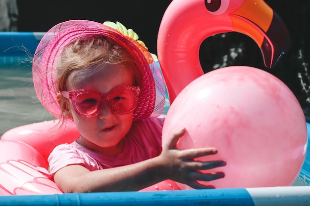 Portret uroczej dziewczyny z różowymi balonami