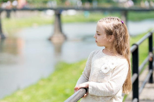 Portret Uroczej Małej Szczęśliwej Słodkiej Księżniczki Z Długimi Blond Kręconymi Włosami W Letni Słoneczny Dzień