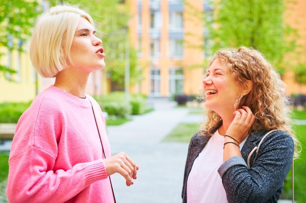 Portret Uroczej Pary Lesbijek Bawiącej Się Koncepcją Lgbt