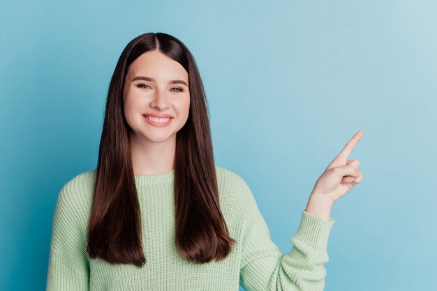 Portret uroczej promotorki wskazującej palcem pustą przestrzeń