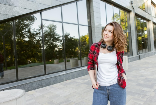 Portret uroczej studentki na zewnątrz