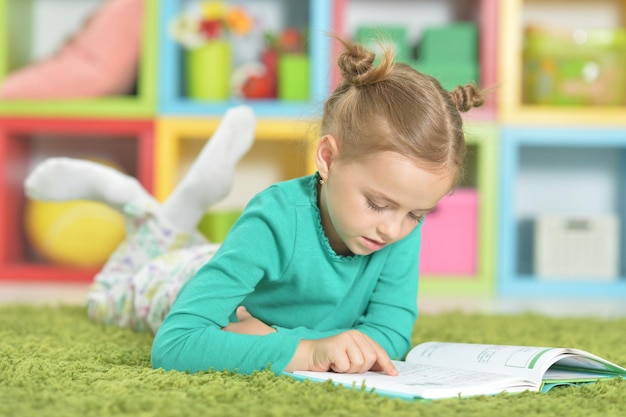 Portret uroczej, szczęśliwej uczennicy studiującej