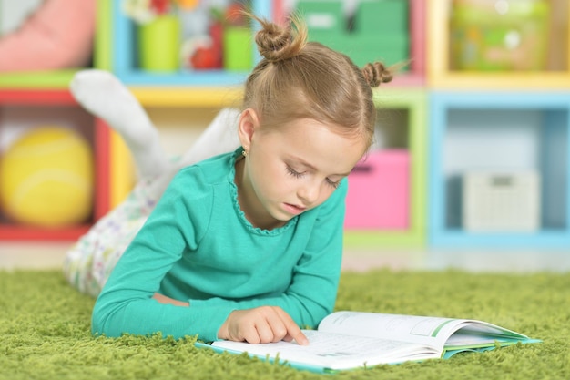 Portret uroczej, szczęśliwej uczennicy studiującej