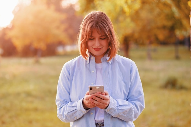 Portret uroczej, uroczej, czarującej skupionej kobiety surfującej w Internecie, odbieraj powiadomienia idź na spacer