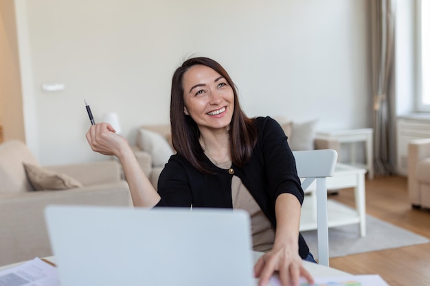 Portret uśmiech piękna biznesowa azjatycka kobieta pracująca w wirtualnym komputerze biurowym
