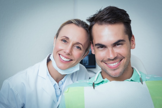 Portret Uśmiechnięci Dentyści