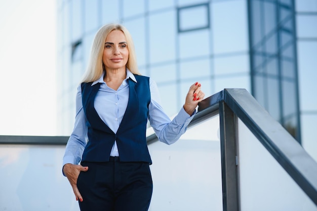 Zdjęcie portret uśmiechnięta biznesowa kobieta