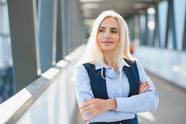 Portret uśmiechnięta biznesowa kobieta