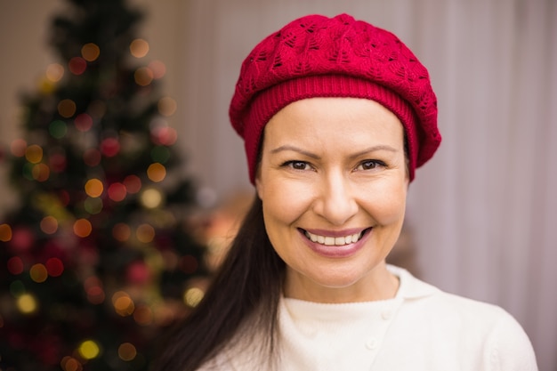 Portret uśmiechnięta brunetka w czerwonym kapeluszu