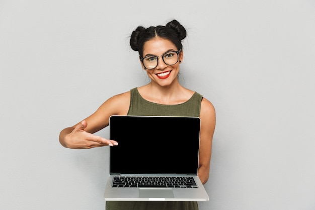 Portret Uśmiechnięta Młoda Kobieta Samodzielnie, Pokazując Pusty Ekran Laptopa