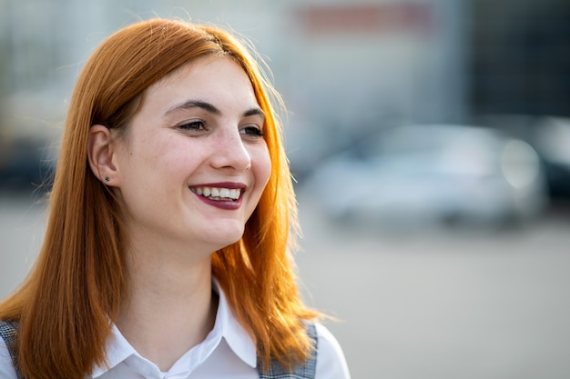 portret uśmiechnięta nastolatka z rudymi włosami