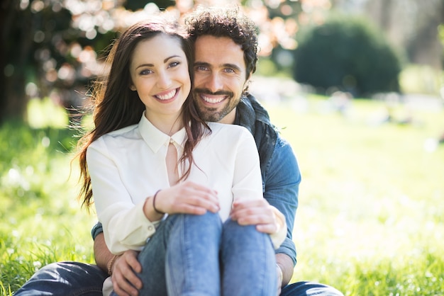 Portret uśmiechnięta para ma zabawę outdoors