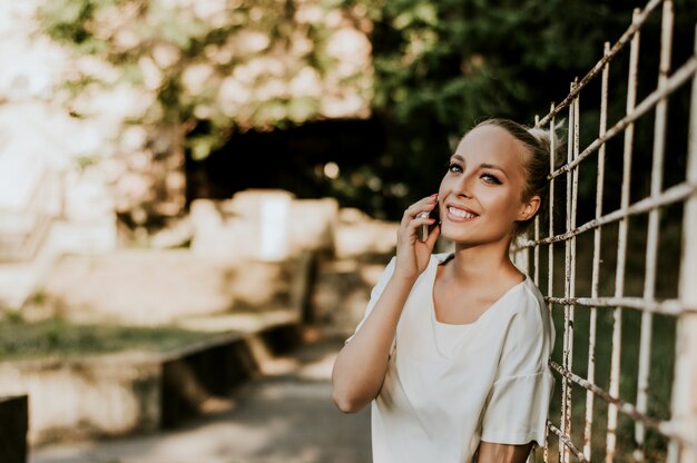 Portret uśmiechnięta piękna kobieta rozmawia przez telefon