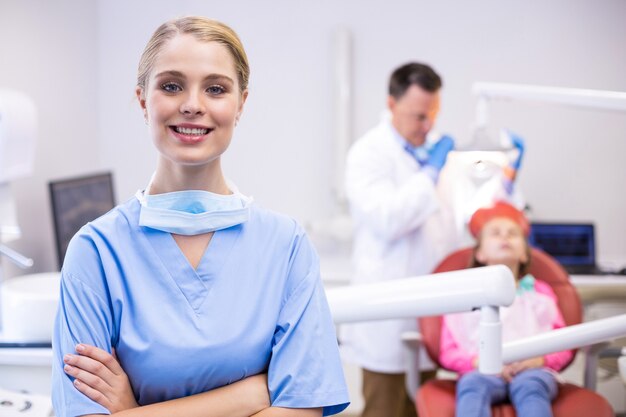 Zdjęcie portret uśmiechnięta pielęgniarka z rękami skrzyżowanymi
