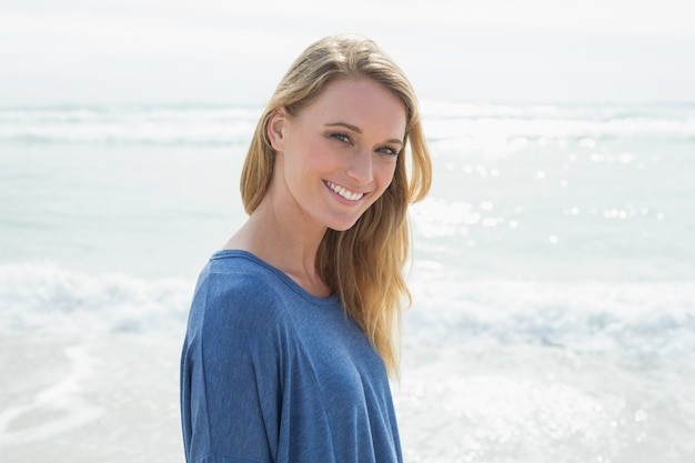 Portret uśmiechnięta przypadkowa kobieta przy plażą