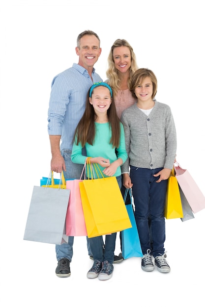 Portret uśmiechnięta rodzina z torba na zakupy