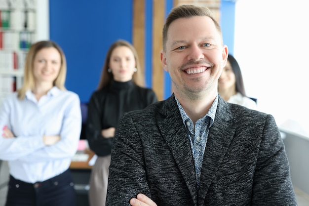 Portret uśmiechniętego biznesmena mężczyzny na tle pracowników