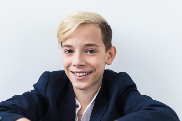 Zdjęcie portret uśmiechniętego chłopca na białym tle