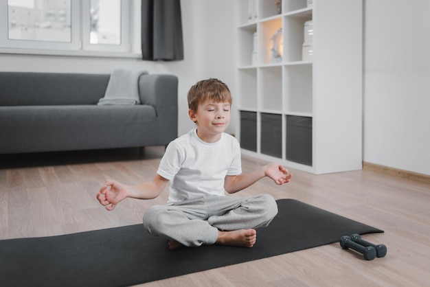 Portret uśmiechniętego chłopca na sesji medytacji jogi Pozycja lotosu z Namaste