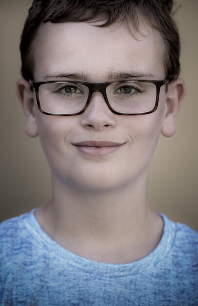 Zdjęcie portret uśmiechniętego chłopca w okularach