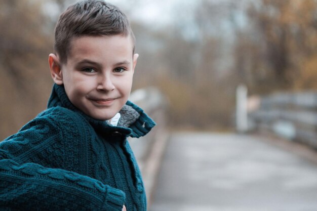 Zdjęcie portret uśmiechniętego chłopca w zimie