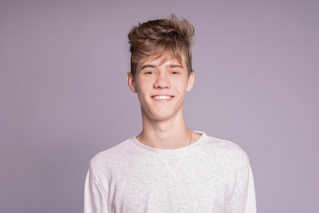 Portret uśmiechniętego faceta nastolatka