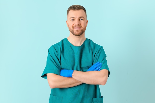 Portret uśmiechniętego lekarza na niebieskim tle. Pojęcie opieki zdrowotnej.