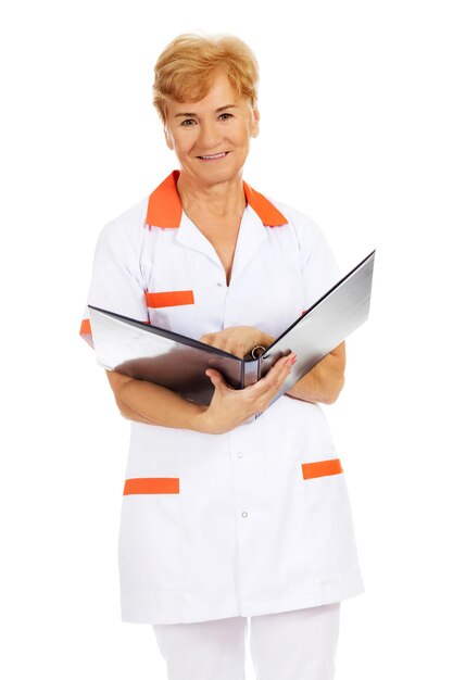 Zdjęcie portret uśmiechniętego lekarza trzymającego zegar na białym tle
