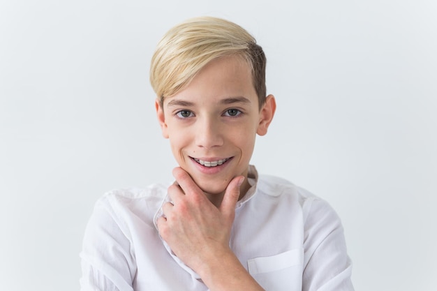 Portret uśmiechniętego mężczyzny na białym tle