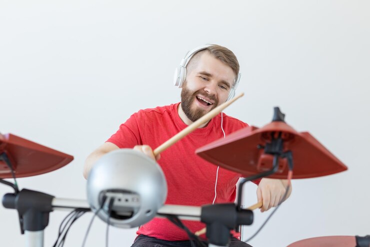 Zdjęcie portret uśmiechniętego młodego mężczyzny