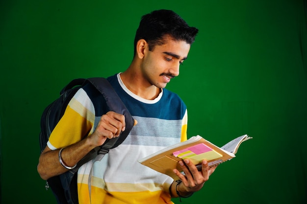 Portret uśmiechniętego młodego studenta z książkami
