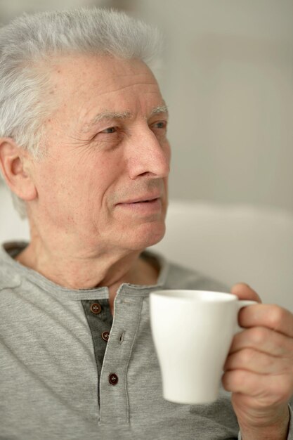 Portret Uśmiechniętego Starszego Mężczyzny Pijącego Kawę