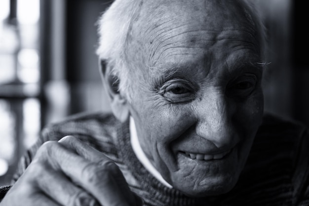 Portret uśmiechniętego starszego mężczyzny w domu